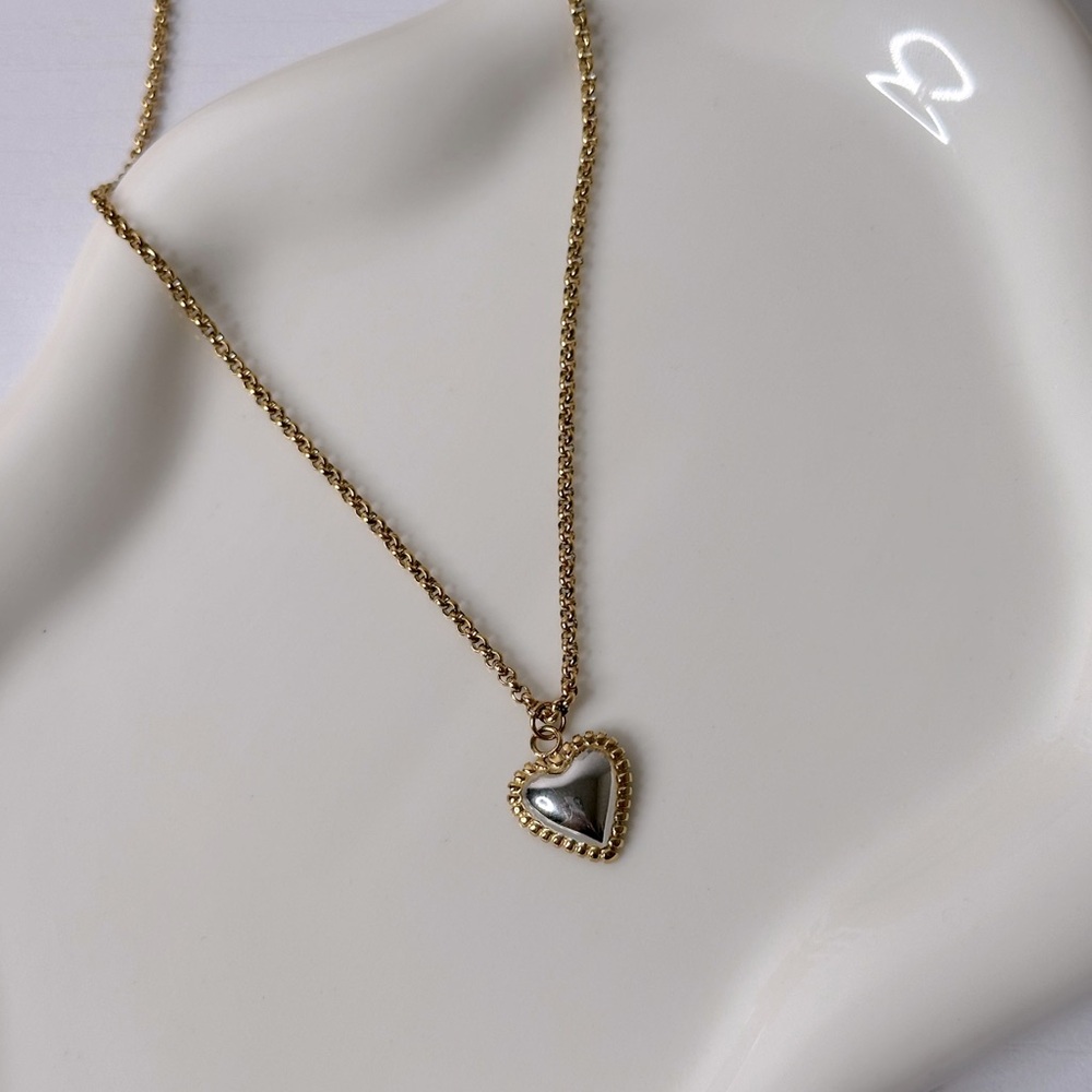 Stainless steel
Non Tarnish
hypoallergenic
Water resistant